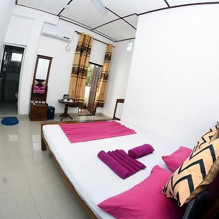 Bluray Beach Appartamento Negombo Esterno foto